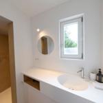 Badezimmer mit Dusche, Waschbecken und Fenster