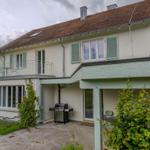 Haus mit Balkon, Grill und Terrasse in grüner Umgebung