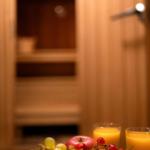 Sauna mit Obst und Orangensaft auf einem Tisch