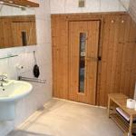 großes Badezimmer mit Sauna