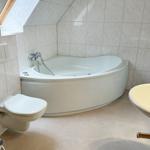 und Eckbadewanne mit Whirl-Funktion