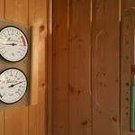 Sauna mit Temperatur- und Feuchtigkeitsanzeige an Holzwand