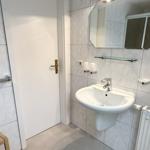 zweites Bad mit Dusche und WC im Dachgeschoß