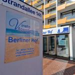 Eingangsbereich von Vineta Appartements Berliner Hof mit Schild und Gebäudefassade.