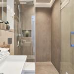 Moderne Badewanne mit Dusche und Waschbecken