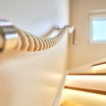 Treppenhaus mit Seilgeländer und beleuchteten Stufen