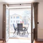 Wohnbereich mit Balkon, wo man draußen sitzen kann.