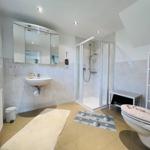 großzügiges neues Badezimmer