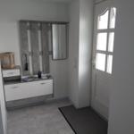 Eingangsbereich mit Garderobe, Spiegel und Tür