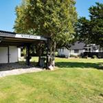 Villa mit Garage und Garten. Schild Stendyssen über der Garage.