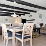 Essbereich mit Tisch und Stühlen, Wohnbereich mit Sofa und Kamin