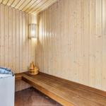 Badezimmer mit Waschmaschine, Trockner und Dusche