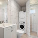 Dusche mit Duschbrause und Fenster mit getöntem Glas