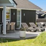 Modernes Ferienhaus mit Garten und Blick aufs Meer.