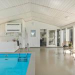 Eine Whirlpool-Badewanne mit Armaturen und Warnschildern an der Wand.