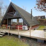 Holzhaus mit Terrasse und Grillplatz im Freien.