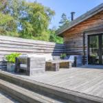 Holzhaus mit Terrasse, Dusche im Freien und Satellitenschüssel
