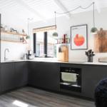 Küchenwand mit Bild, Schrank und Küchenutensilien