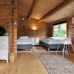 Holzvertäfelte Wand, Tür zum Garten, Fenster, Esstisch, Teppich, Kühlschrank