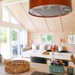 Wohnzimmer mit Fernseher, Holzwand und großem Fenster. Davor steht ein Holzregal mit Medien.