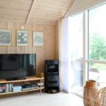 Küche mit Holzdecke, Fenstern und moderner Ausstattung.