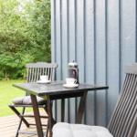 Terrasse mit Sitzgelegenheiten und Blick auf das Haus.