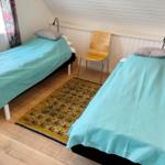 Badezimmer mit Doppelwaschbecken und Whirlpoolbad