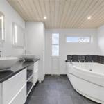 Sauna mit Holzwand und Sitzbänken