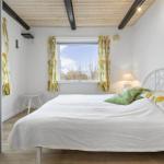Schlafzimmer mit Bett, Fenster, Stuhl und Klimaanlage.