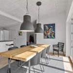 Schlafzimmer mit Bett, Fenster und Wandkunst
