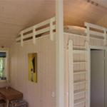 Badezimmer mit Spiegel, Waschbecken und Fenster