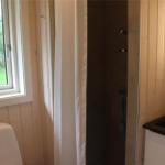Wohnraum mit Holzwand, Waschmaschine und Trockner.
