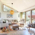 Esszimmer mit Tisch, Stühlen und Blick auf Garten