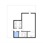 Ein Ferienhaus mit Terrasse, Liegen und Garten. Im Hintergrund sind weitere Häuser zu sehen.