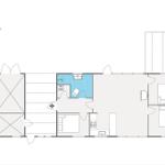 Wohnzimmer mit weißem Sofa, Tisch und Fenstern. Küche im Hintergrund.
