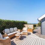 Terrasse mit Sitzgruppe und Blick auf den Horizont.