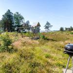 Grüner Garten mit Spielplatz und Blick aufs Wasser