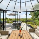 Moderne Villa mit Terrasse, Whirlpool und Garten. Umgeben von Wald.