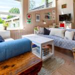 Schlafzimmer mit Schreibtisch, Bett und Blick auf Garten