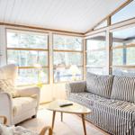 Schlafzimmer mit Bett, Wandbildern und Lampen.