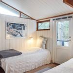 Küche mit Waschmaschine und Wandbild. Badezimmer im Hintergrund.