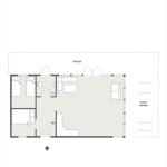 Wohnraum mit Kaminofen, Bücherregal und großen Fenstern.