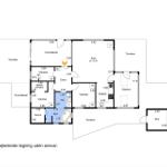 Funktionaler Grundriss mit Küche, Bad, Sauna und mehreren Terrassen.