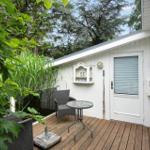 Wohnhaus mit Terrasse und Gartenbereich unter blauem Himmel