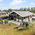 Stueplan zeigt Wohnraum, Küche und Schlafzimmer mit Bad und Terrasse.