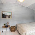 Rundtisch mit Tischdecke, Stühle und Fensterblick auf Grün.