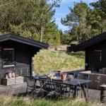 Holzhaus mit Terrasse und Garten. Im Inneren sind Möbel und Dekoration sichtbar.