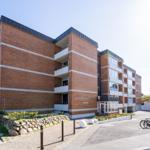 Wohnung mit Schlafzimmer, Küche und Bad. Balkon mit Sitzgelegenheit.