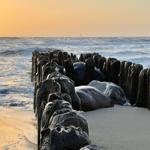 Hochgelegener Strandweg mit Dünen und Blick auf das Meer.