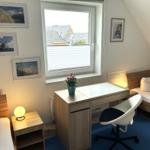 Schlafzimmer im DG mit zwei Einzelbetten, Schreibtisch und Drehstuhl